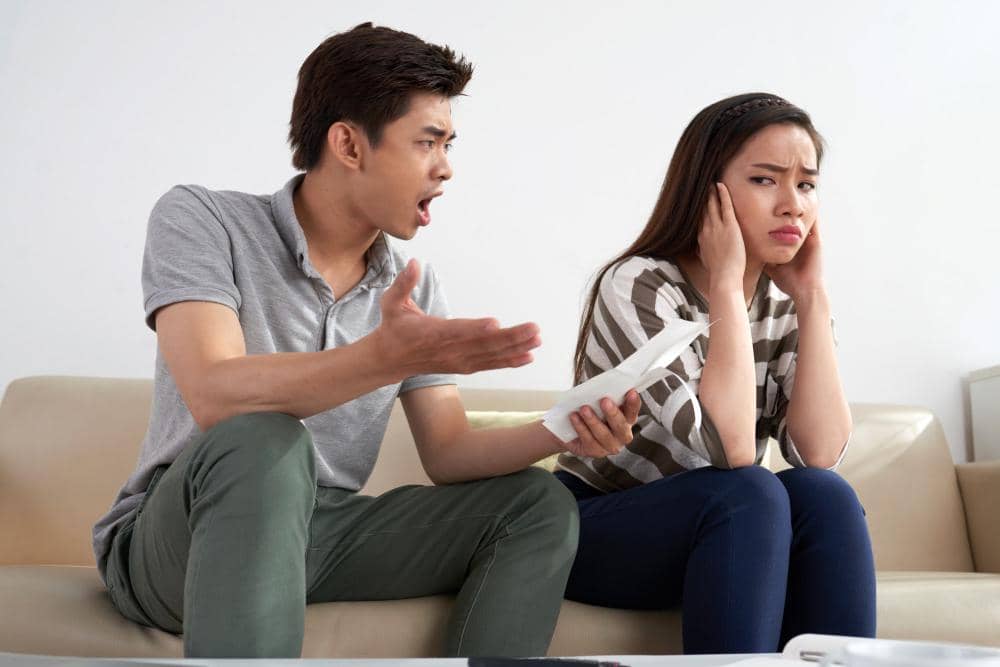 5 Red Flags Pasangan yang Suka Mengatur Finansialmu, Waspada!