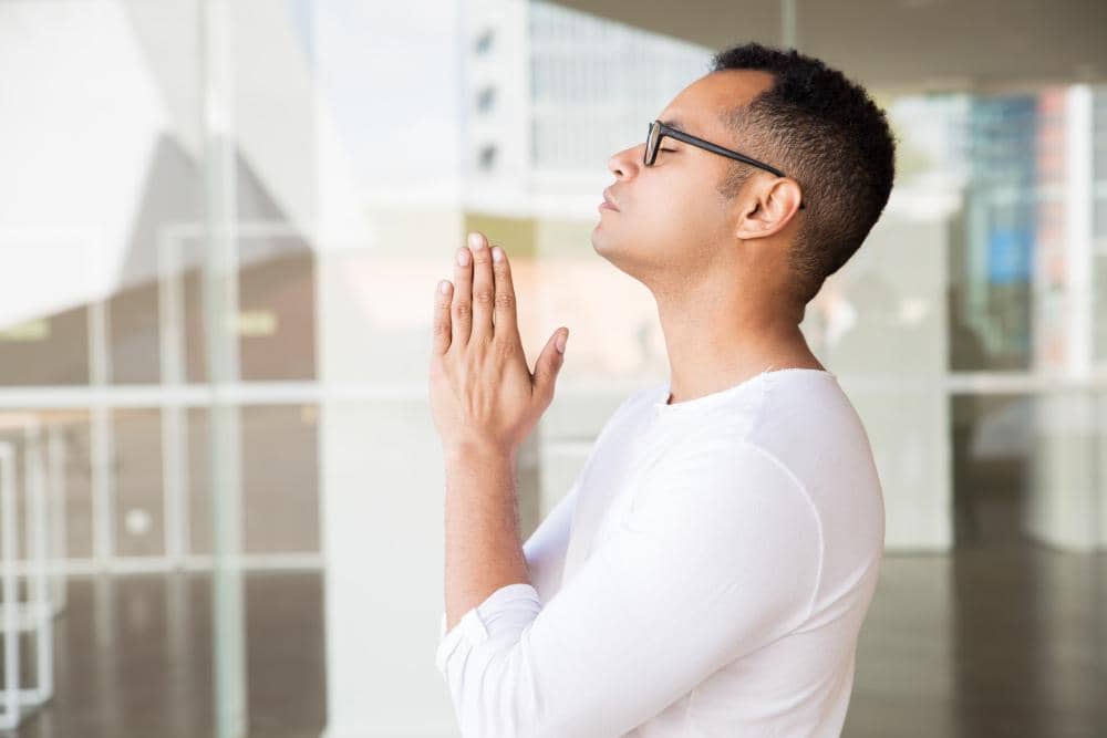 ilustrasi melakukan prayer stretch