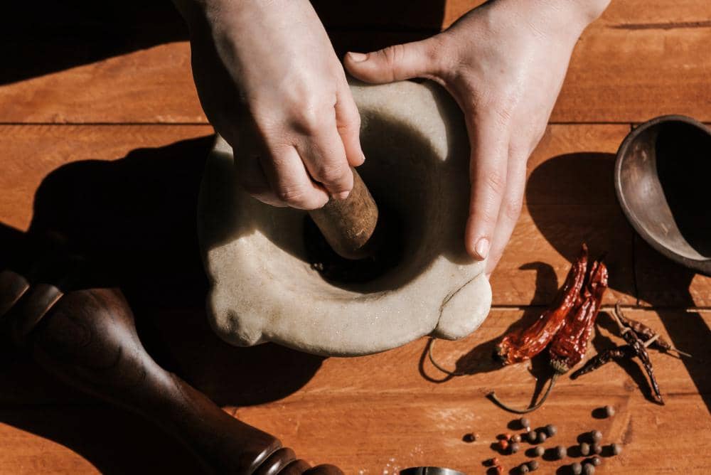 4 Perbedaan Bumbu Ulek dan Blender yang Memengaruhi Rasa Masakan