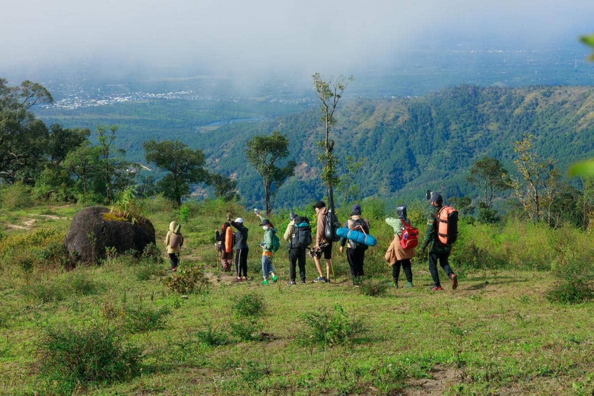 ilustrasi mendaki gunung