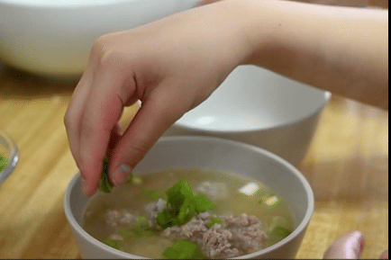 ilustrasi memasukkan topping soto daging Pekanbaru