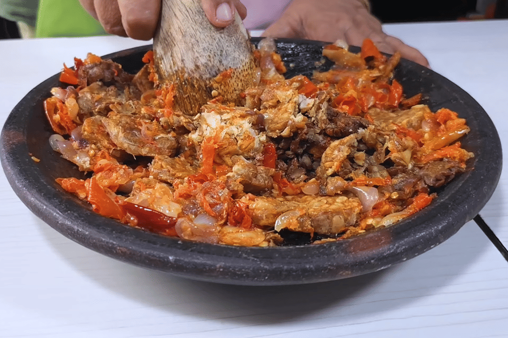 ilustrasi menguleg sambal tempe bosok
