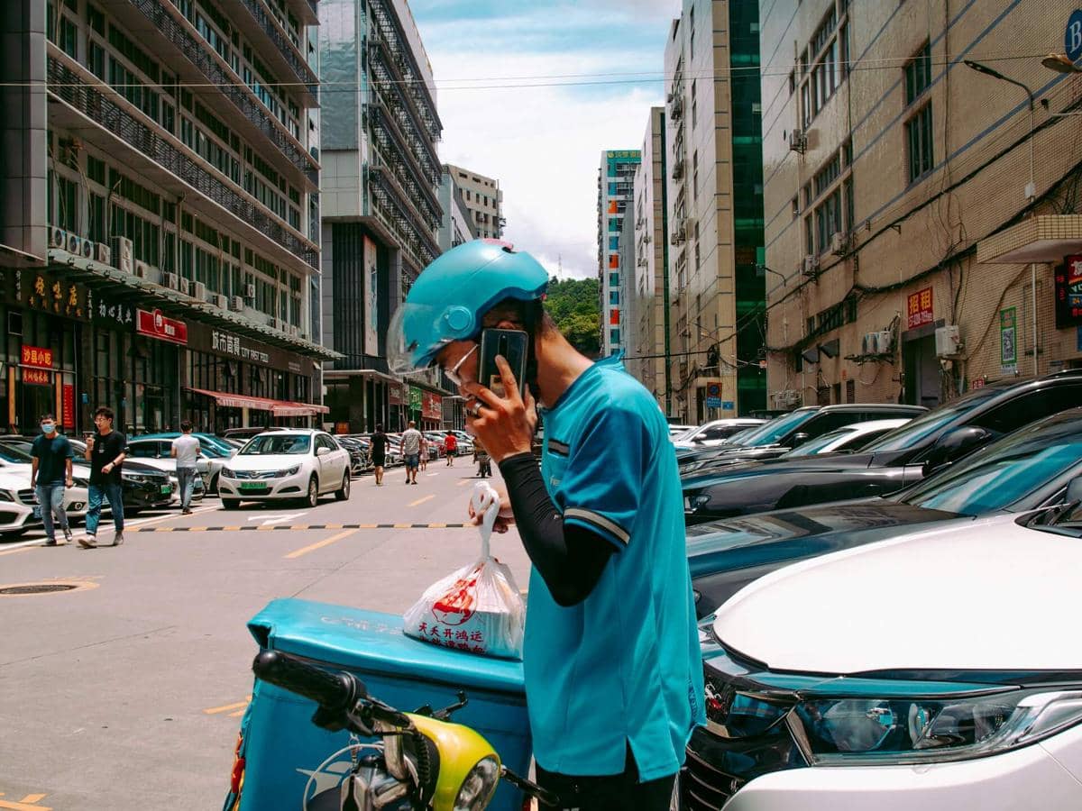 ilustrasi kurir makanan, food delivery, pesan antar makanan