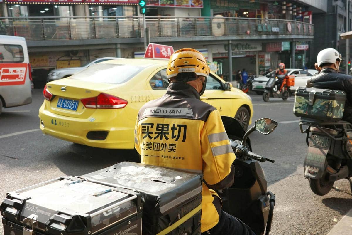 ilustrasi kurir makanan, food delivery, pesan antar makanan