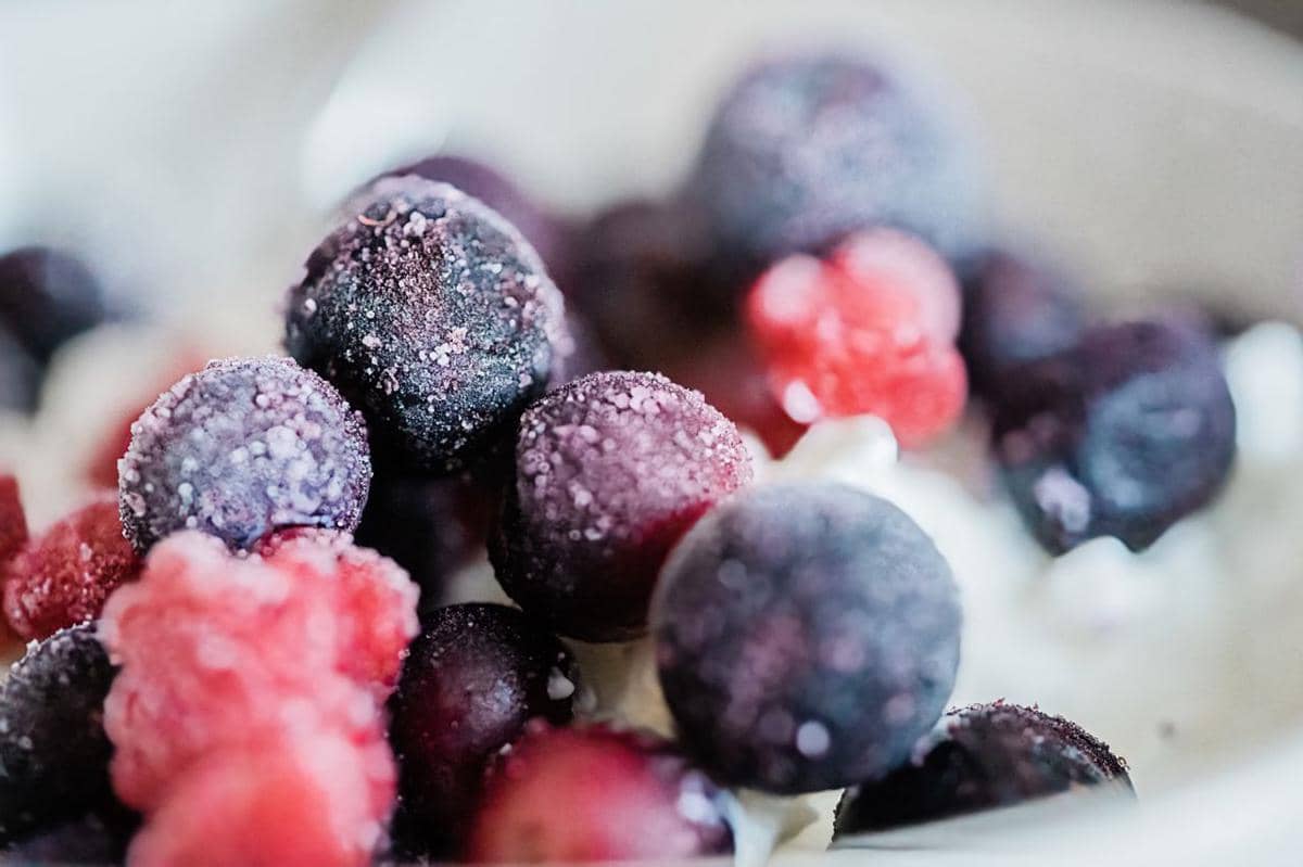 ilustrasi frozen fruits, buah beku