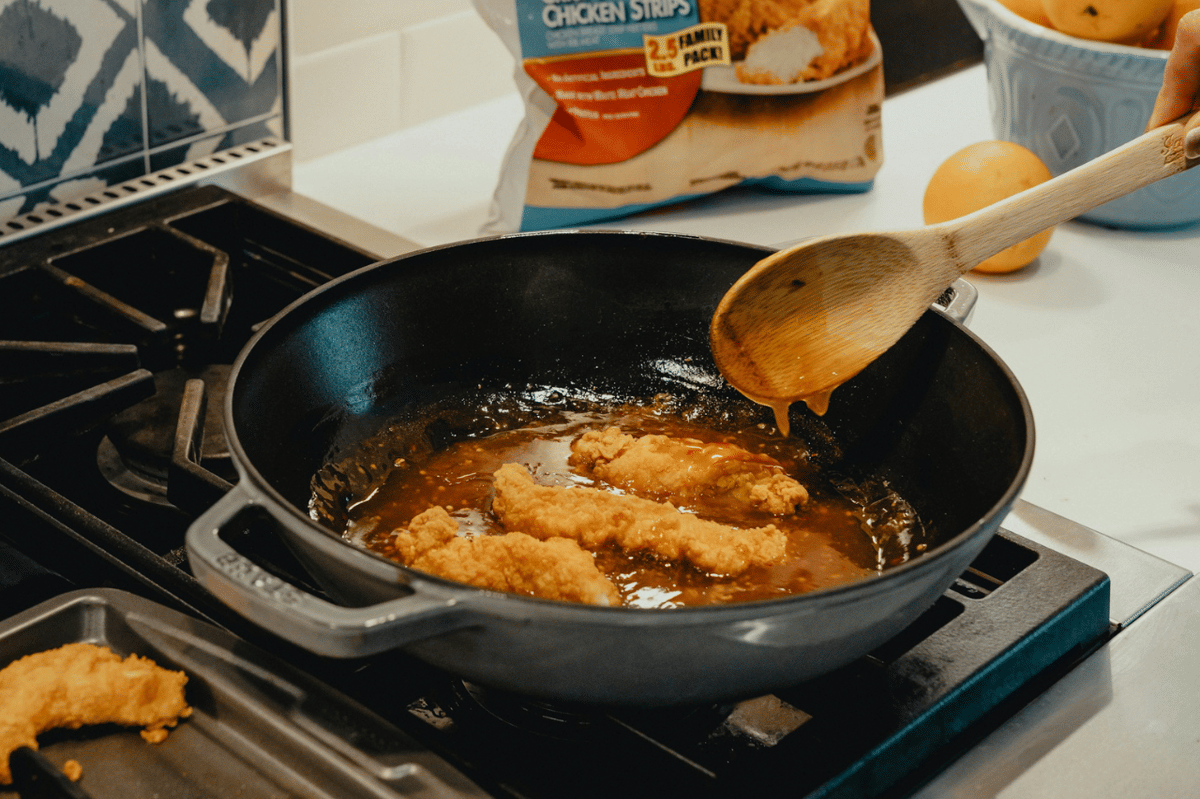 ilustrasi membuat creamy gochujang garlic chicken
