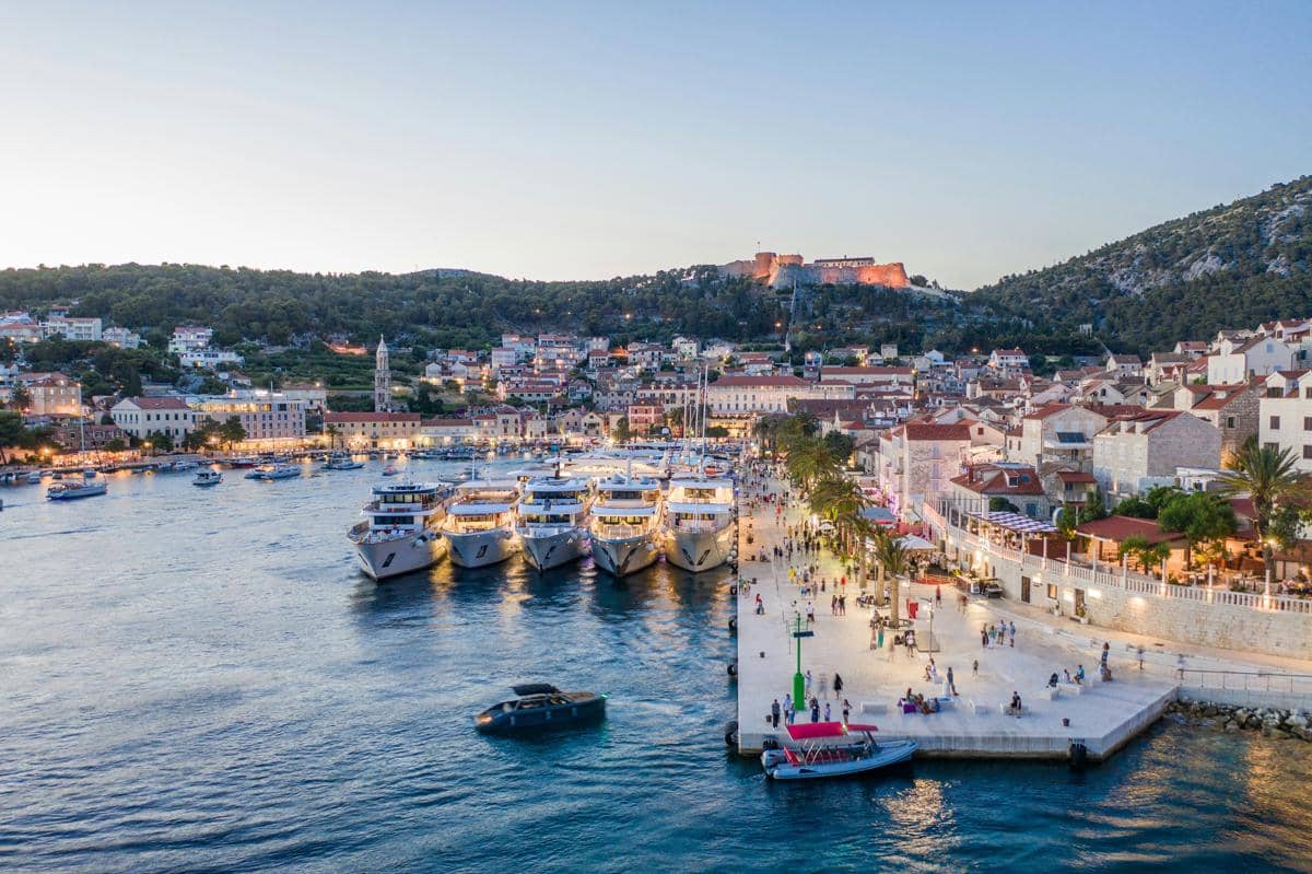 pelabuhan di Hvar yang dipenuhi yacht