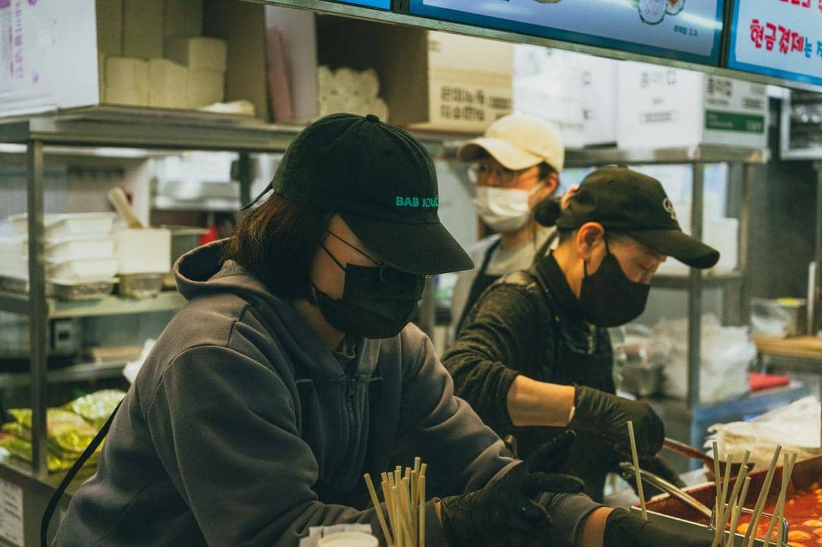 ilustrasi street food di Korea Selatan, bisnis kuliner, pekerja di Korea Selatan