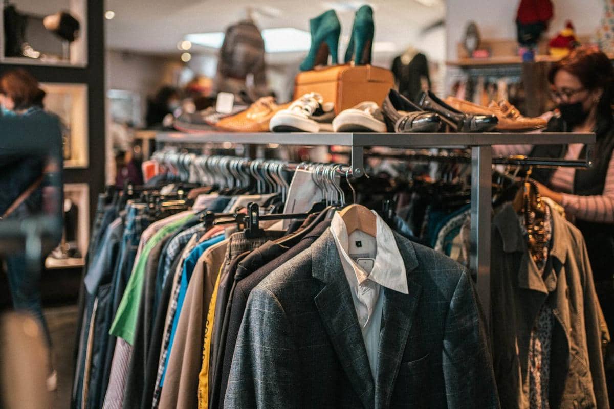 Psikologi Ungkap 5 Alasan Orang Kaya Tetap Suka Belanja di Thrift Shop