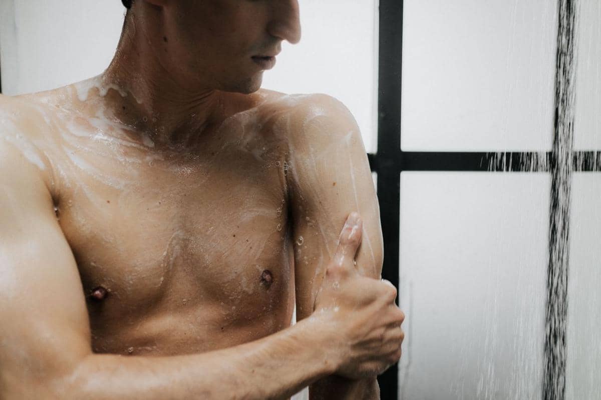 5 Rekomendasi Body Wash Cowok dengan Aroma yang Menyegarkan