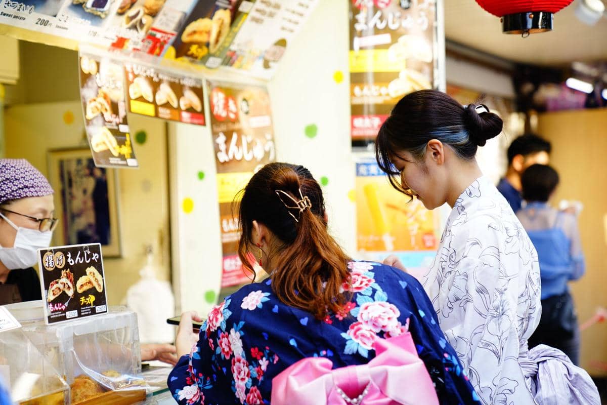 wisatawan sedang membeli makanan saat Gion Matsuri