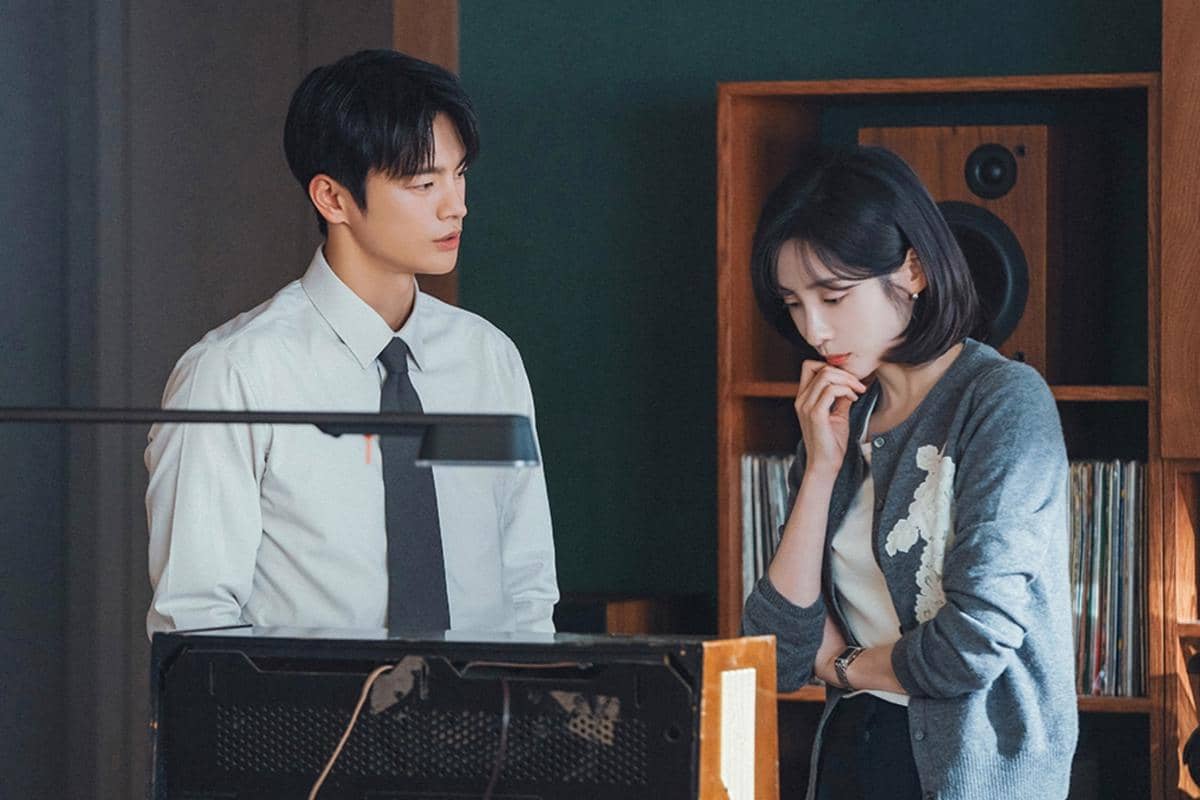 7 Tanda Si Woo dan Ji Yoon Saling Suka di See You at Work Tomorrow!