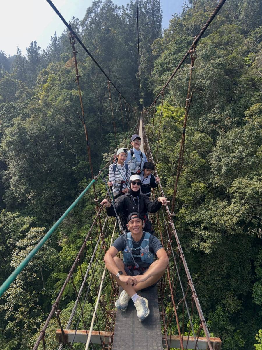 Keluarga Fanny Fabriana hiking ke Lembah Purba Situgunung