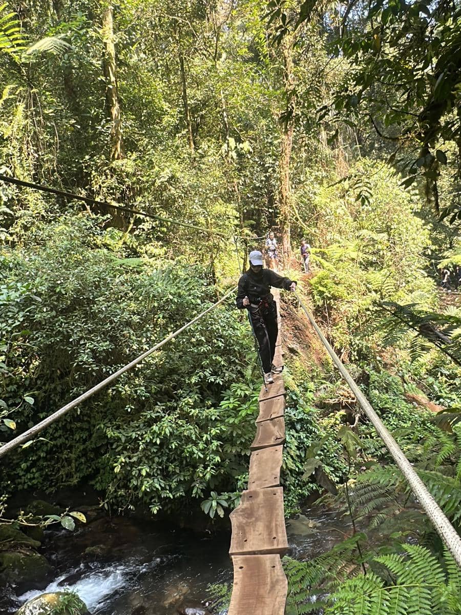 Keluarga Fanny Fabriana hiking ke Lembah Purba Situgunung
