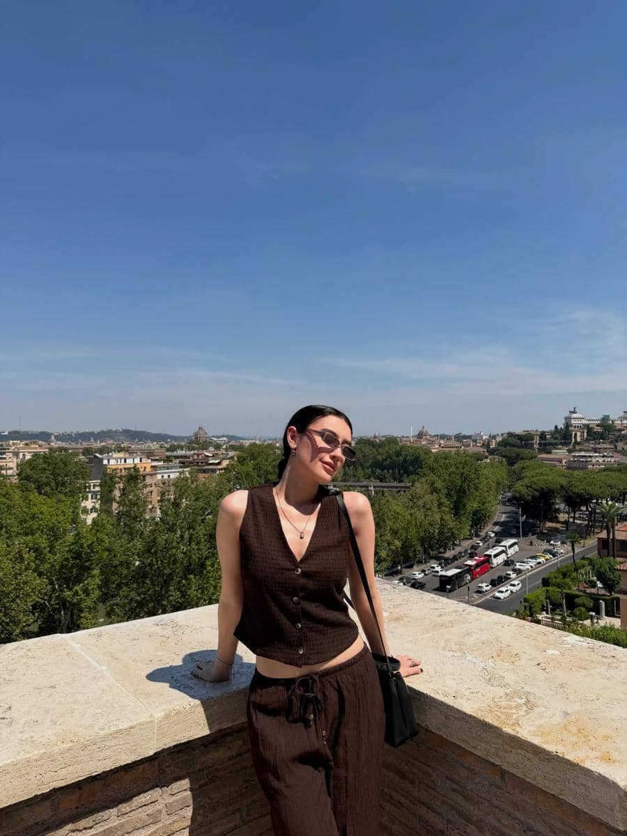 Natasha Ryder liburan di Kota Roma