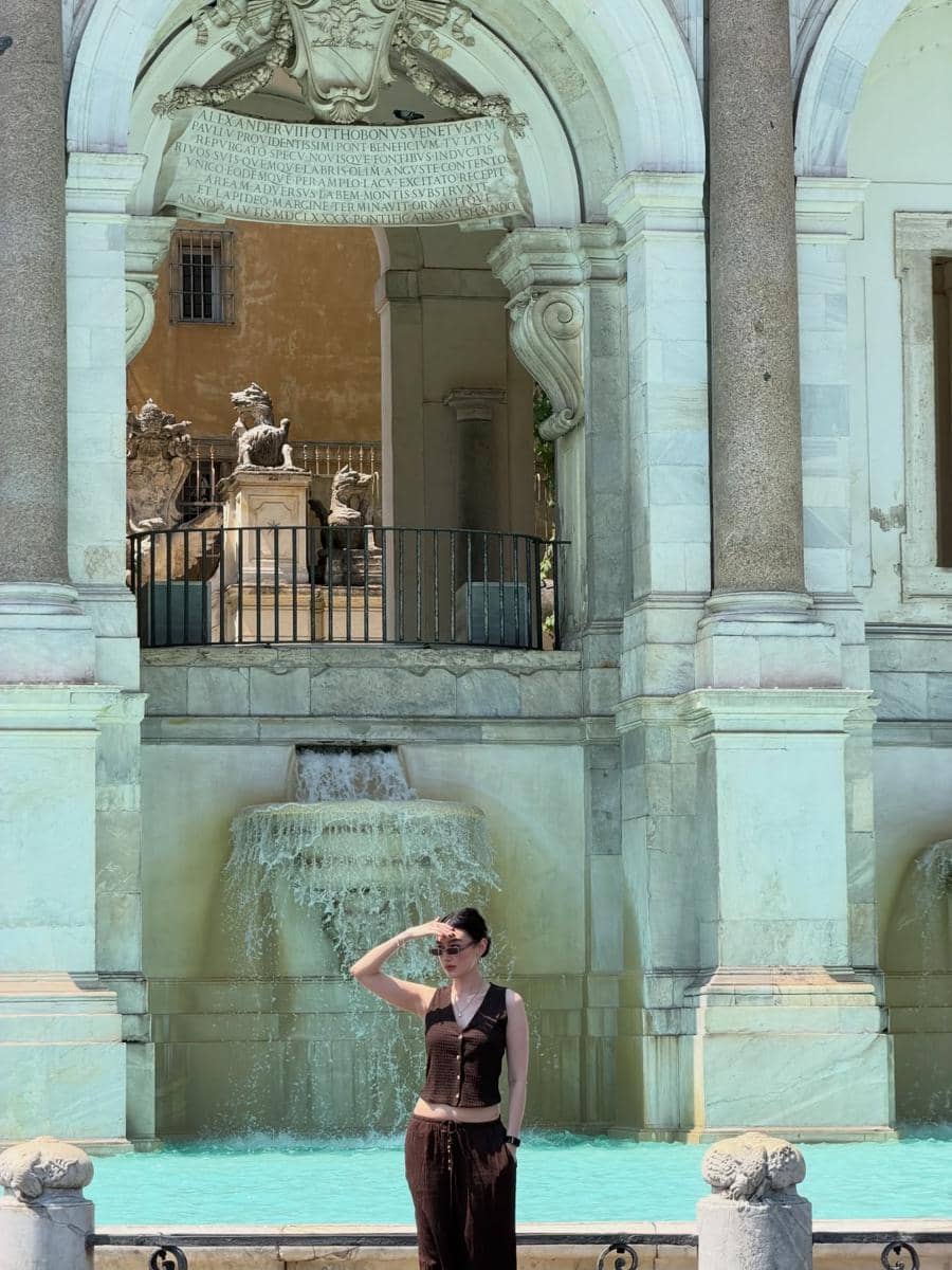Natasha Ryder liburan di Kota Roma