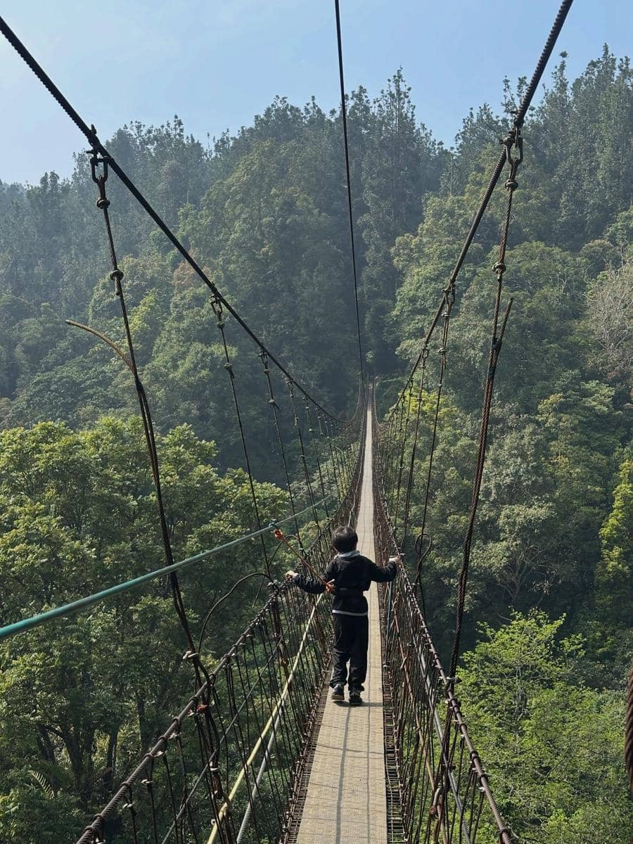 Keluarga Fanny Fabriana hiking ke Lembah Purba Situgunung
