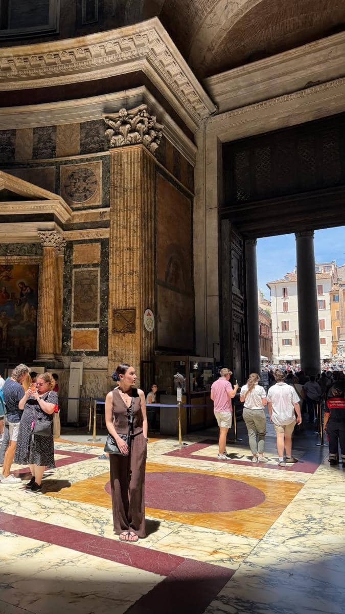 Natasha Ryder liburan di Kota Roma