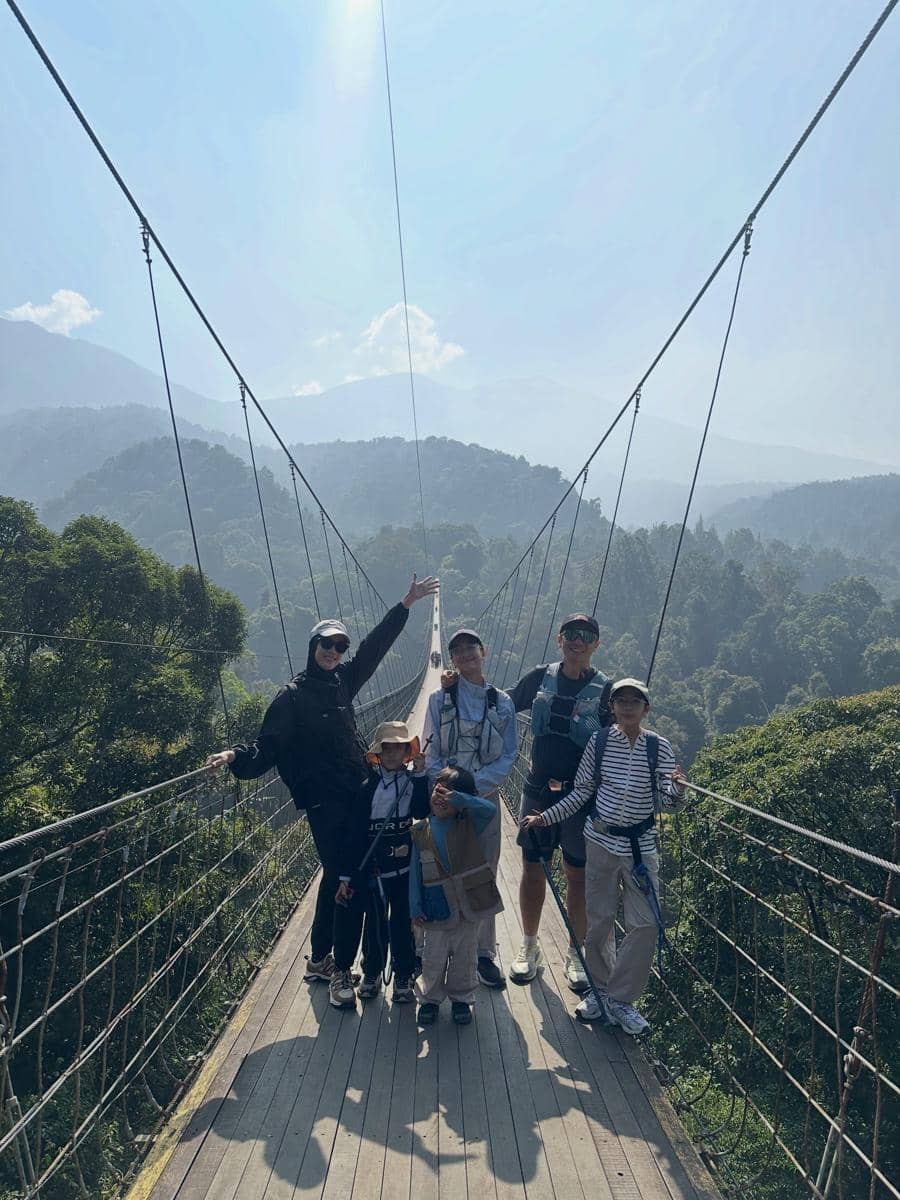 Keluarga Fanny Fabriana hiking ke Lembah Purba Situgunung
