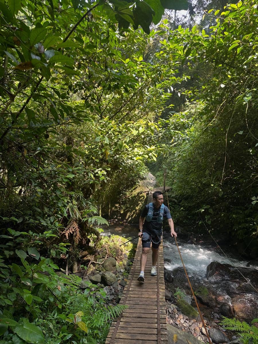 Keluarga Fanny Fabriana hiking ke Lembah Purba Situgunung