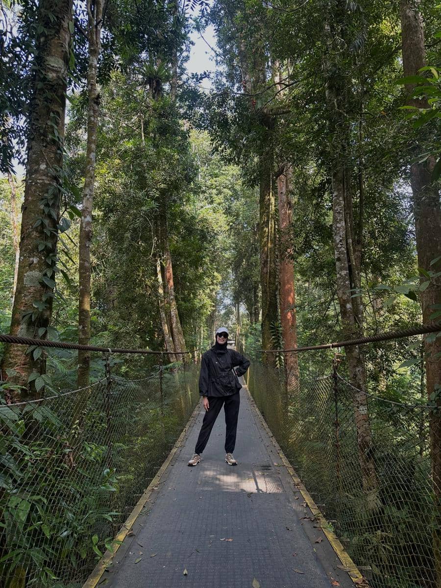 Keluarga Fanny Fabriana hiking ke Lembah Purba Situgunung