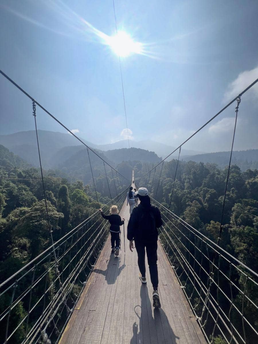 Keluarga Fanny Fabriana hiking ke Lembah Purba Situgunung
