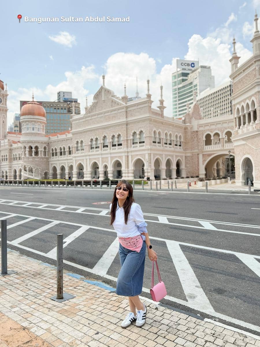 Ayu Dewi dan keluarga liburan