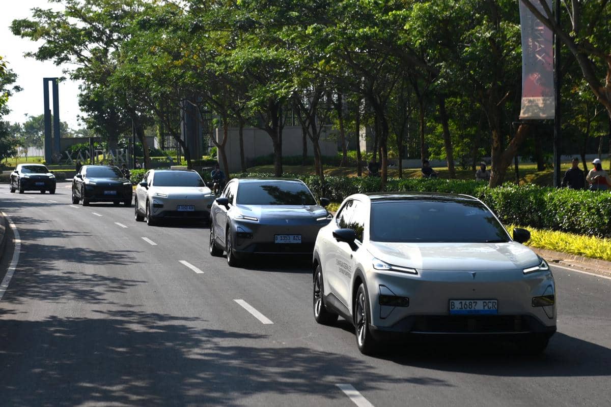 Beberapa mobil listrik melaju beriringan di jalan raya yang rindang dalam kegiatan test drive dari Bandung menuju Linggarjati.