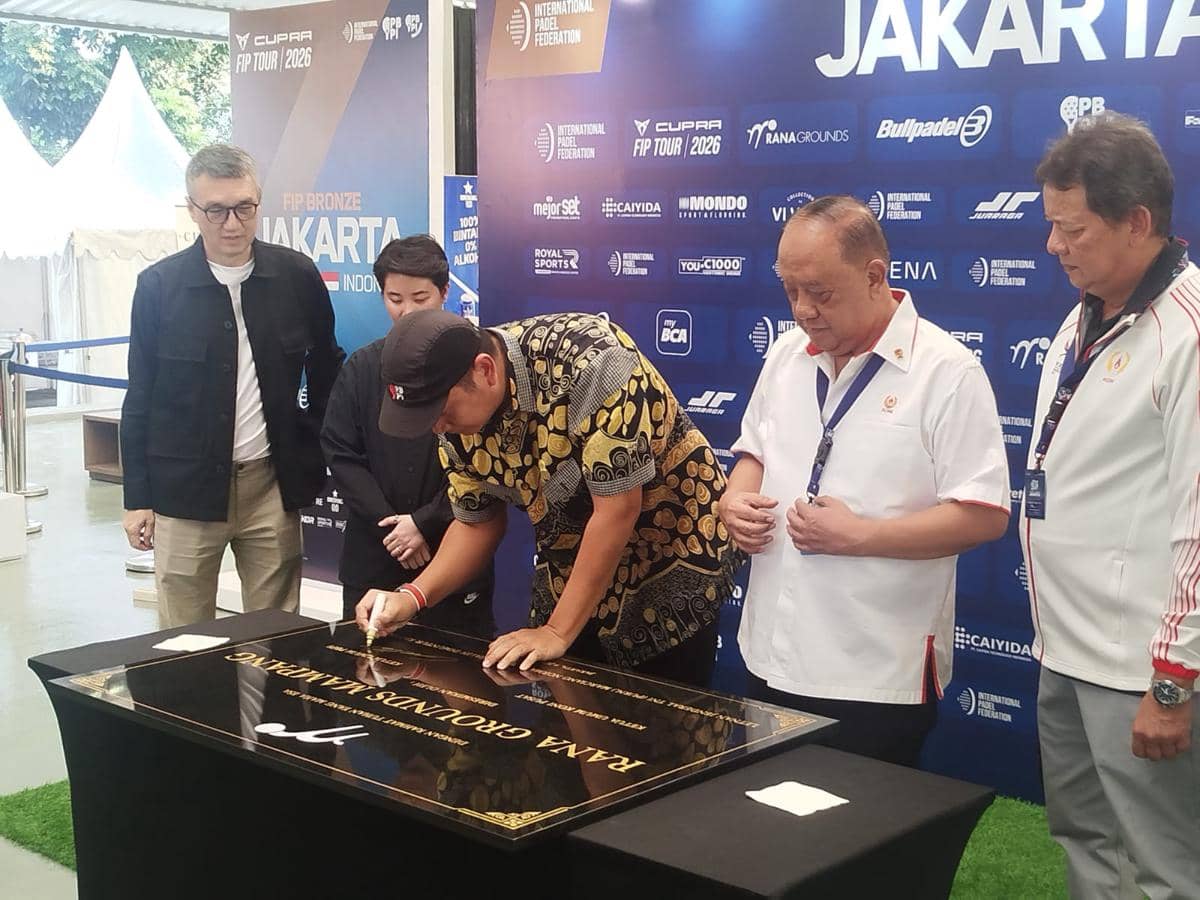 Seorang pria menandatangani prasasti peresmian FIP Bronze dan Promises Jakarta 2026 di acara pembukaan Rana Grounds Mampang.