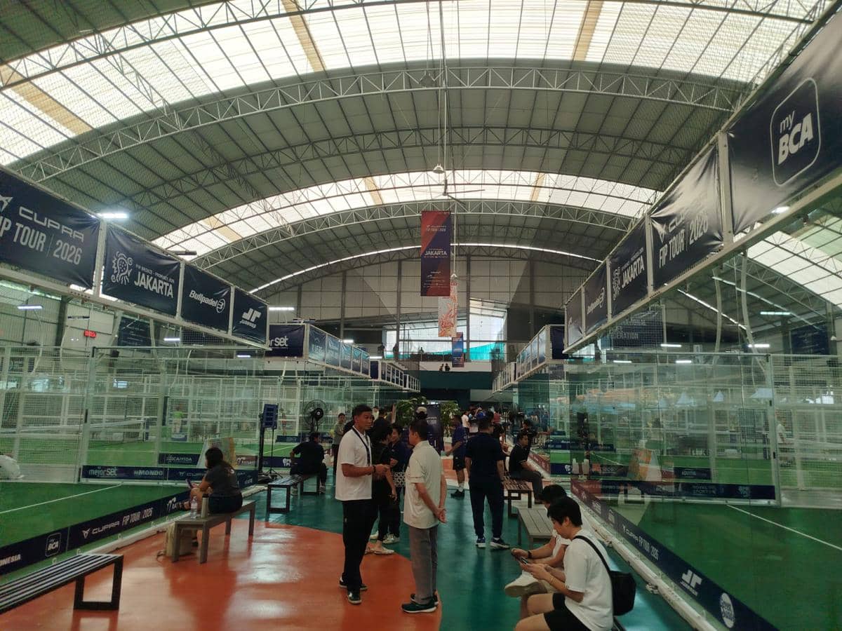 Suasana pembukaan FIP Bronze dan Promises Jakarta 2026 di Rana Grounds Mampang dengan sejumlah orang berkumpul di area lapangan indoor.