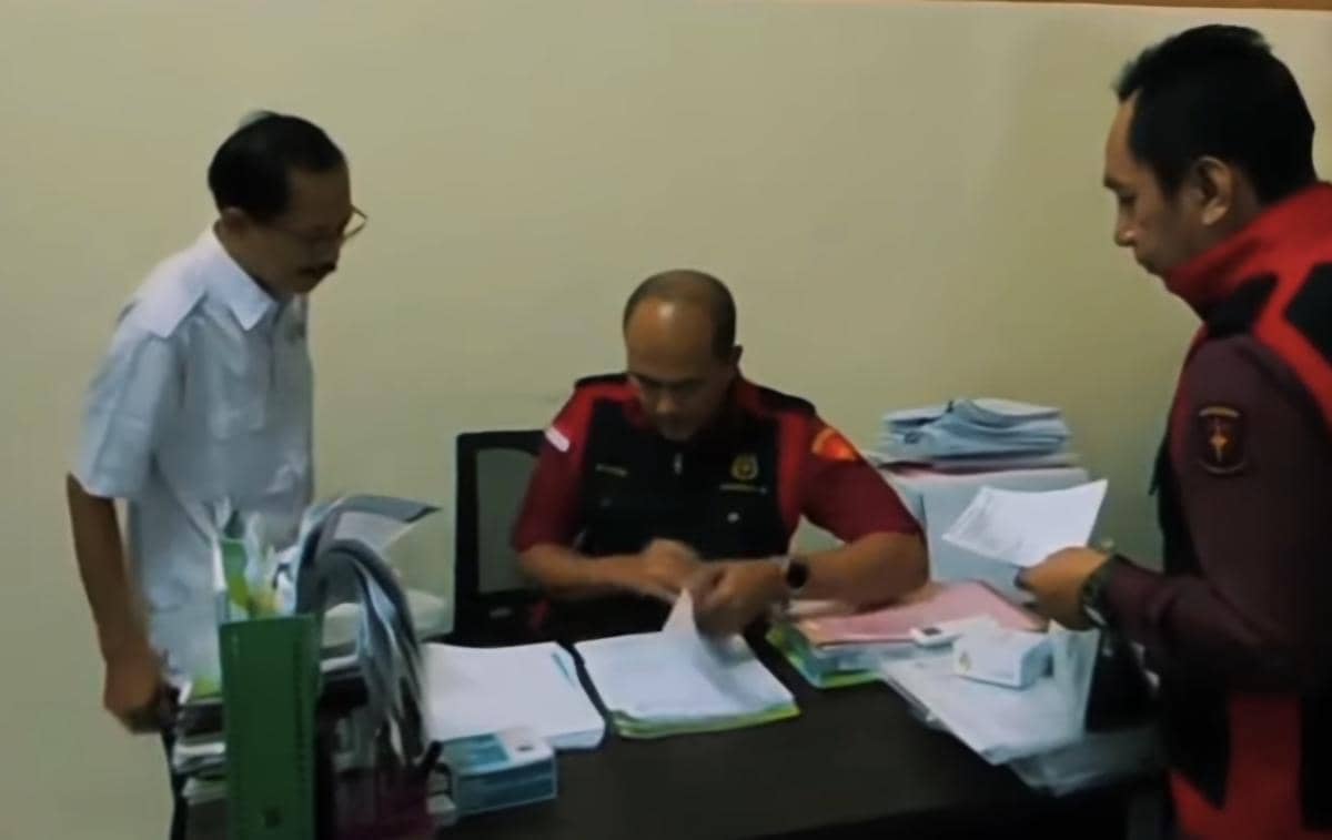 Petugas Kejari Kabupaten Malang memeriksa dokumen di meja kerja saat penggeledahan di Kantor Dinas Kesehatan Kabupaten Malang.