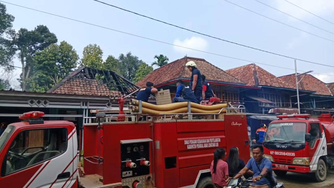 Tim Damkar PALI saat memadamkan api dalam kebakaran di Desa Tambak.