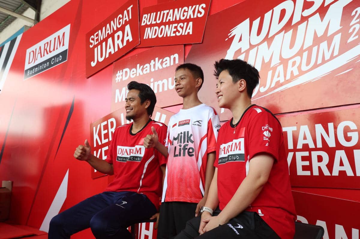 Tiga peserta dan pelatih mengenakan kaus Djarum Badminton Club berpose di area Audisi Umum Djarum 2026 di Pekanbaru.