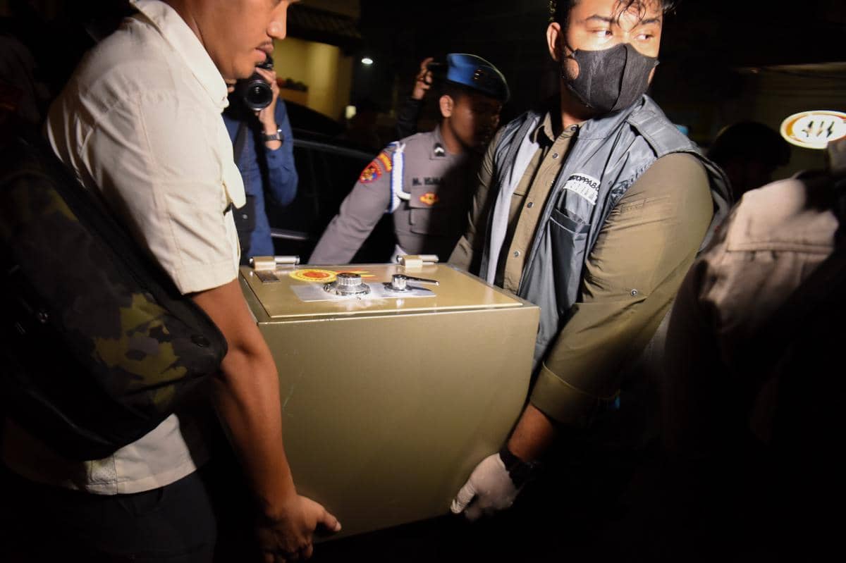 Tim gabungan Polri membawa barang bukti brankas usai menggeledah salah satu kafe di kawasan Cipete, Jakarta, Rabu (8/7/2026)