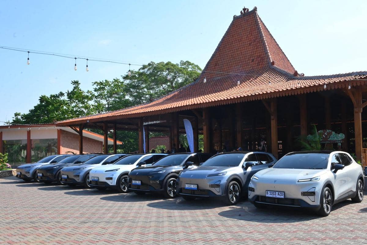 Deretan mobil listrik Changan Deepal S05 berwarna abu-abu dan hitam terparkir di depan bangunan bergaya tradisional beratap joglo.