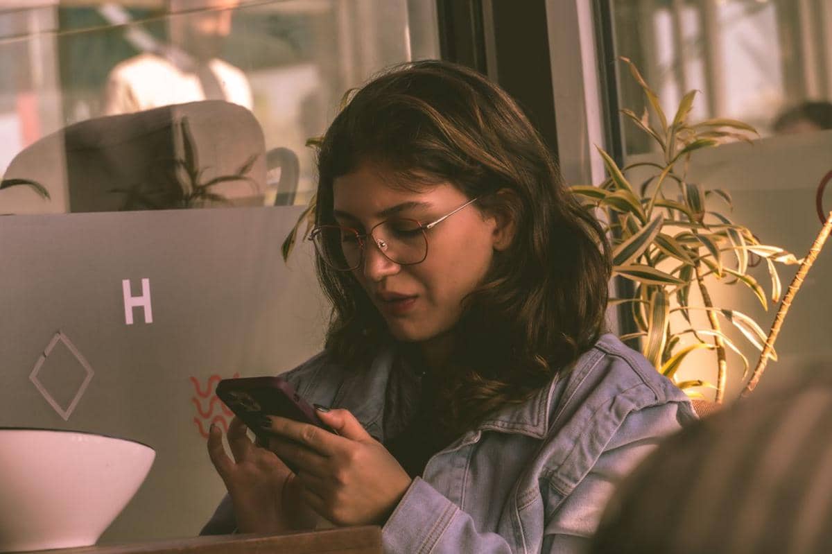Apakah Oversharing di Media Sosial Bisa Merusak Hubungan?