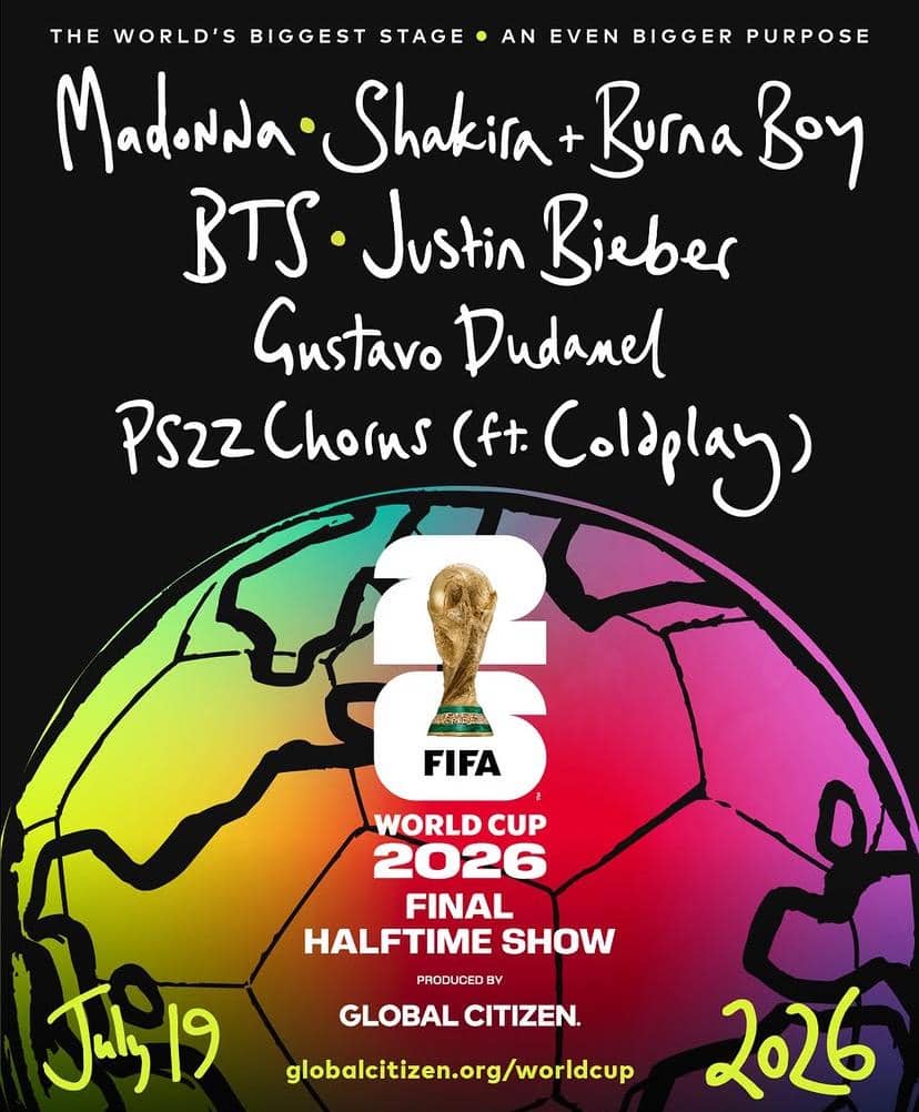 Poster resmi Halftime Show Final Piala Dunia FIFA 2026 dengan daftar penampil dan logo trofi di atas latar bola berwarna gradasi.