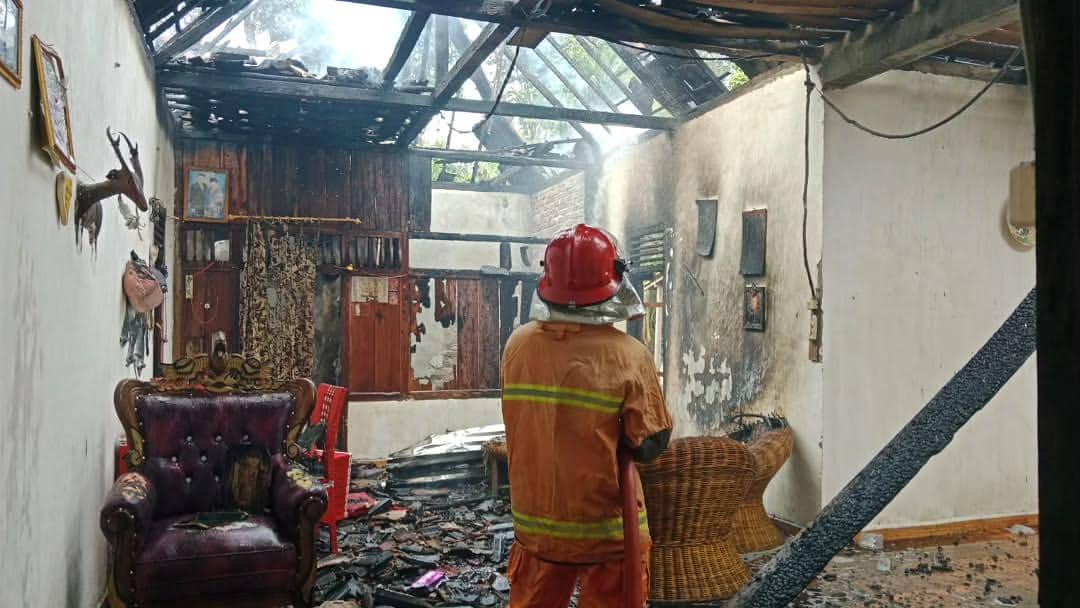 Tim Damkar PALI saat memadamkan api dalam kebakaran di Desa Tambak.