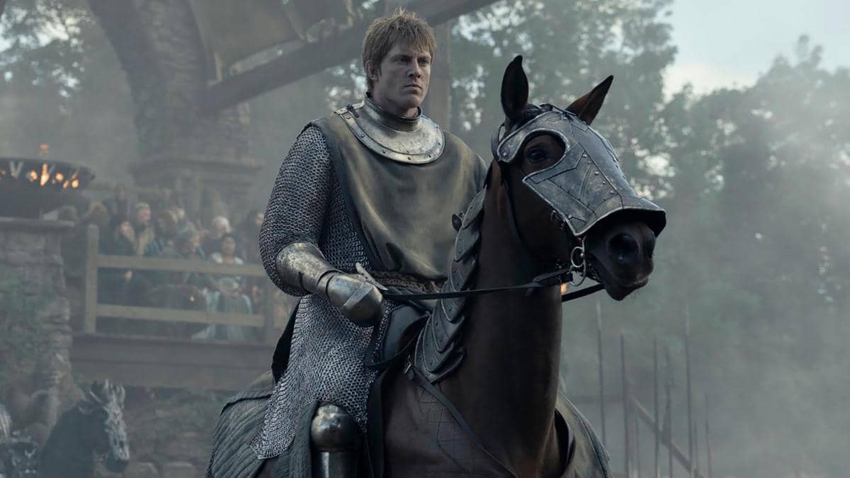Seorang ksatria berzirah duduk di atas kuda perang berpelindung logam dalam adegan serial A Knight of the Seven Kingdoms.
