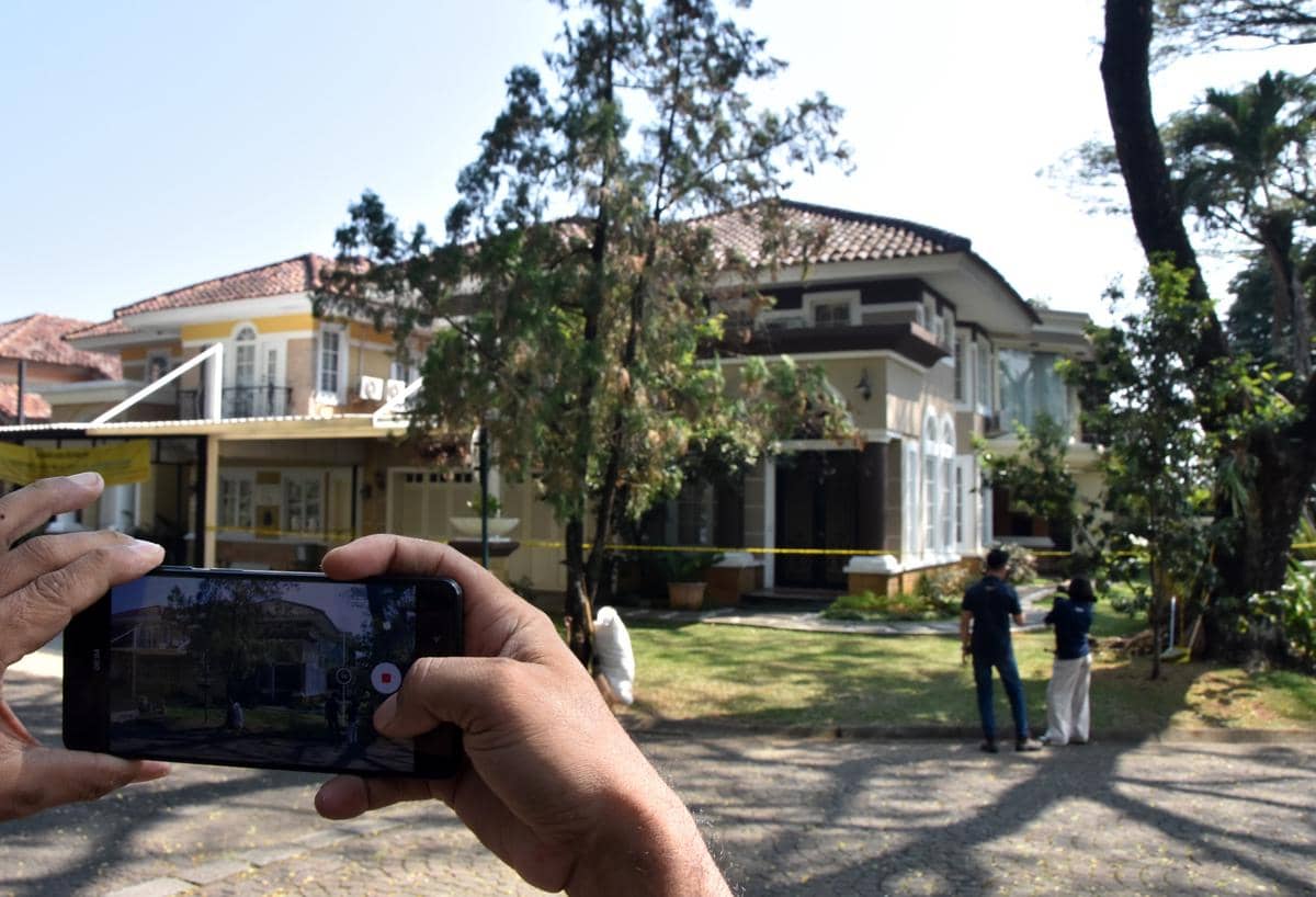 Rumah mewah di Sentul digeledah polisi