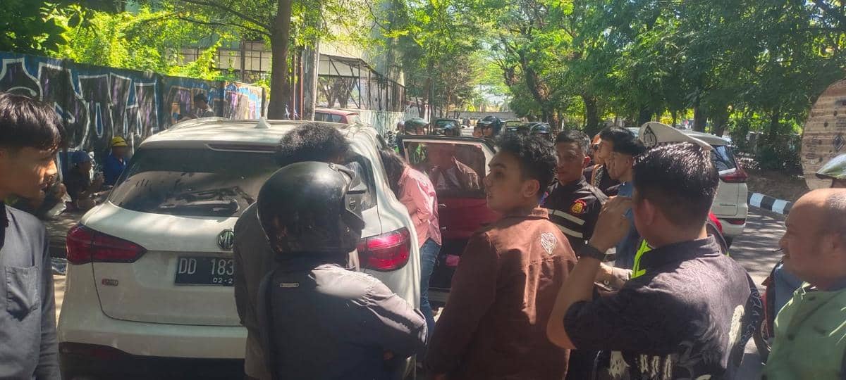 3 Mobil Tabrakan Beruntun di Hertasning Makassar, SUV Terguling