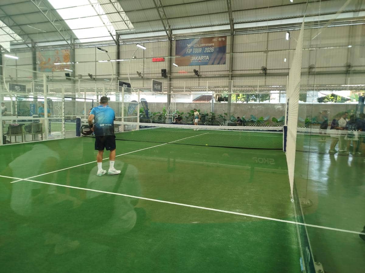 Seorang pemain padel bersiap di lapangan indoor saat pembukaan FIP Bronze dan Promises Jakarta 2026 di Rana Grounds Mampang.