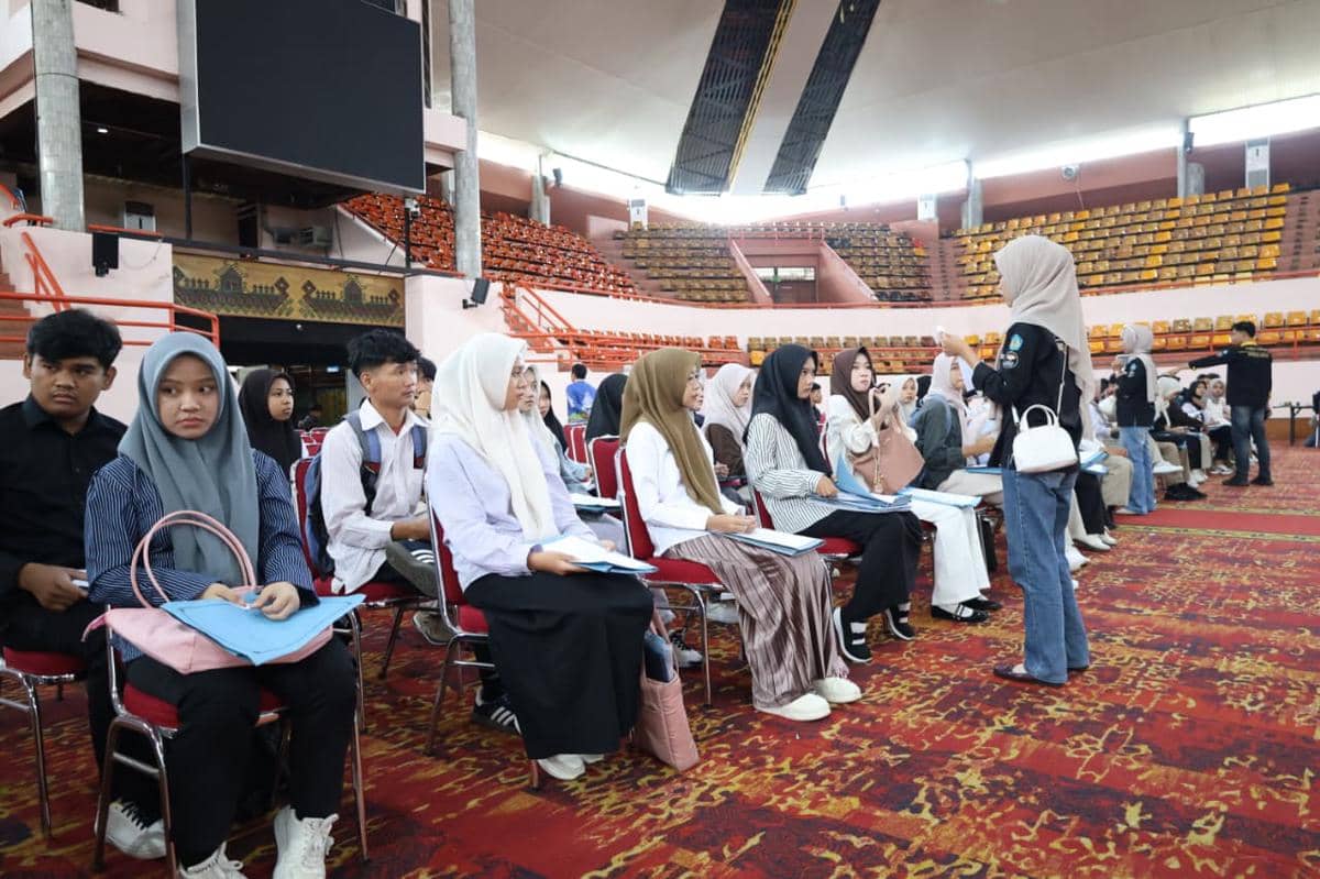 Calon mahasiswa duduk di kursi dalam gedung serbaguna Universitas Lampung saat mengikuti Seleksi Mandiri Masuk Universitas Lampung 2026.