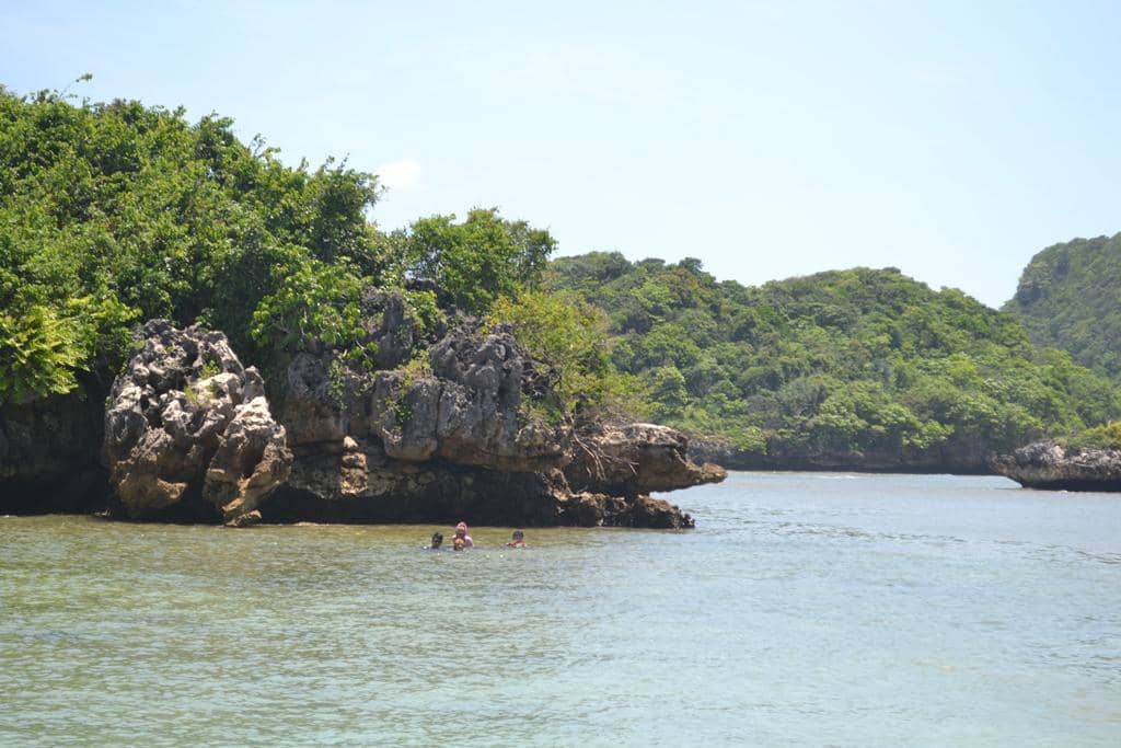 Potret Pantai Tiga Warna, Malang