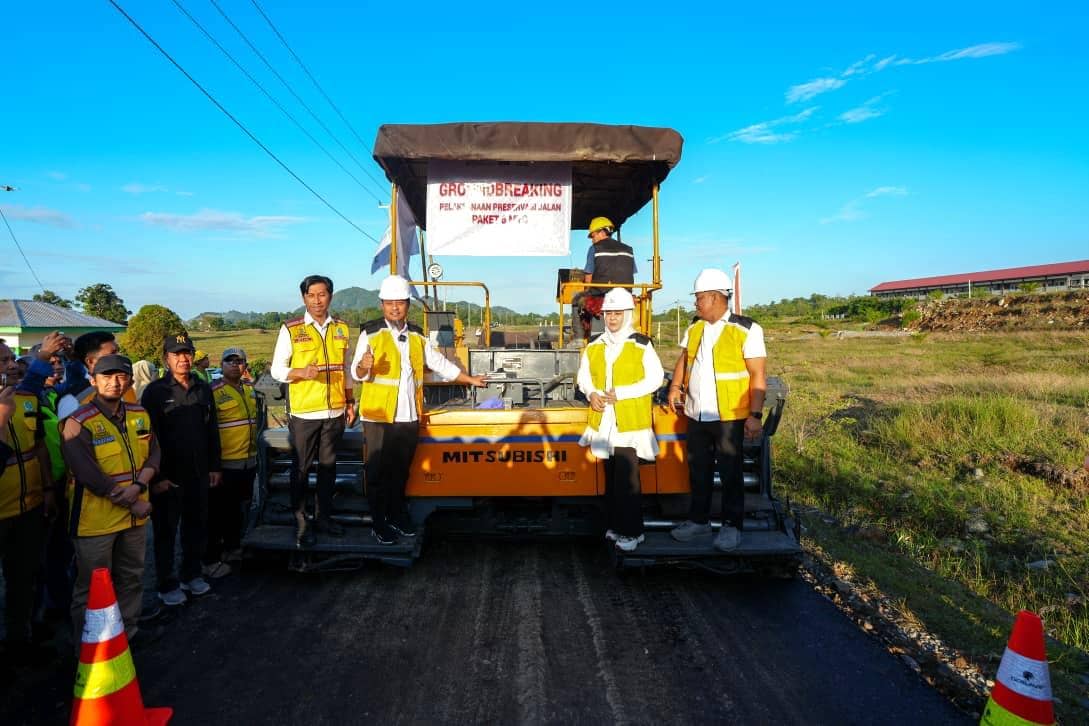 Gubernur Sulawesi Selatan, Andi Sudirman Sulaiman, bersama Wakil Gubernur Sulsel Fatmawati Rusdi melakukan groundbreaking pembangunan Paket