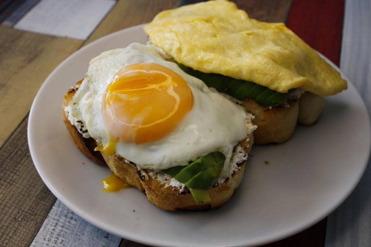 Potret telur dan sourdough
