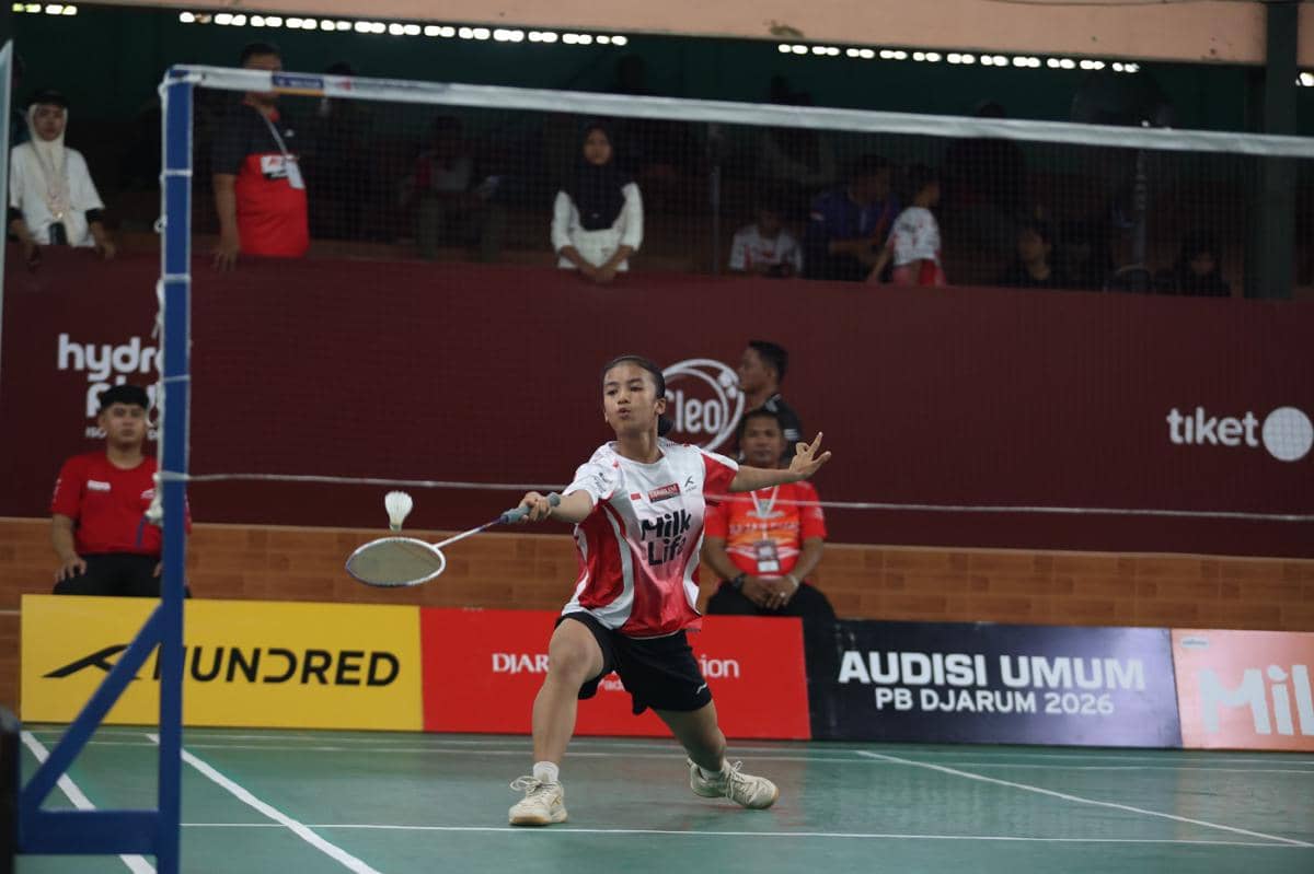 Seorang peserta muda bermain bulu tangkis dengan penuh semangat dalam Audisi Umum Djarum 2026 di Pekanbaru.