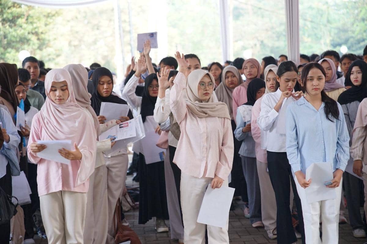 Calon mahasiswa mengikuti Seleksi Mandiri Masuk Universitas Lampung 2026 dengan membawa berkas dan mengenakan pakaian rapi di area kampus.