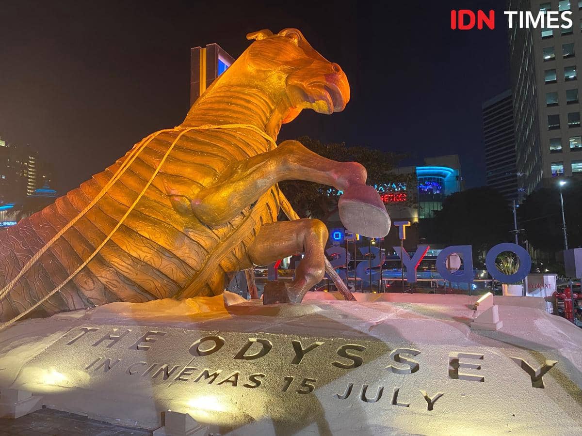 Instalasi patung Kuda Troya raksasa bertema The Odyssey dengan pencahayaan malam di area Senayan City, Jakarta.