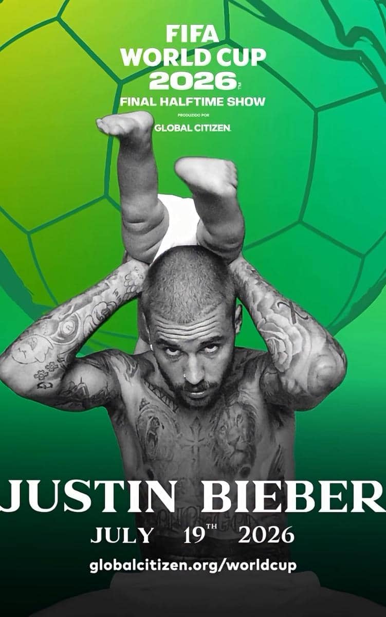 Poster promosi FIFA World Cup 2026 menampilkan seorang pria bertato menggendong bayi di bahunya dengan latar hijau berbentuk bola sepak.